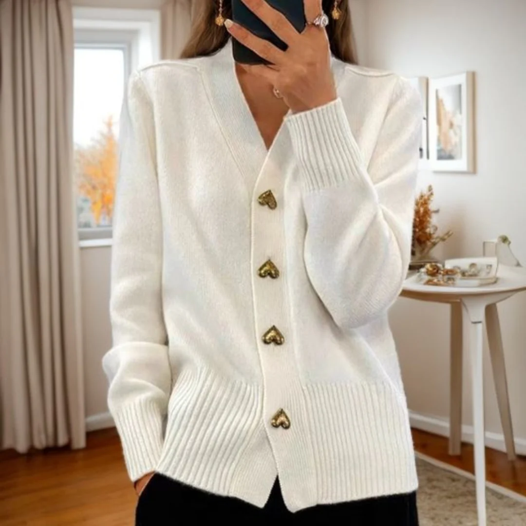 Adele™ – Weiche Strickjacke mit Herzknöpfen