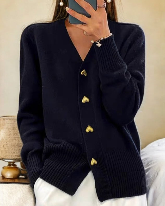 Adele™ – Weiche Strickjacke mit Herzknöpfen