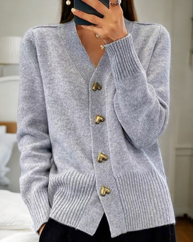 Adele™ – Weiche Strickjacke mit Herzknöpfen